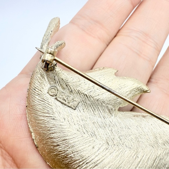 Vintage BSK Curled Leaf Brooch
Gold Tone Pin Signed Marked - Picture 5 of 7